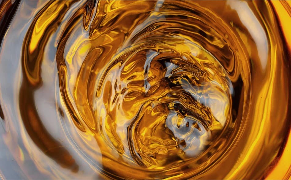 Amber tonlarında sıvı girdap görseli